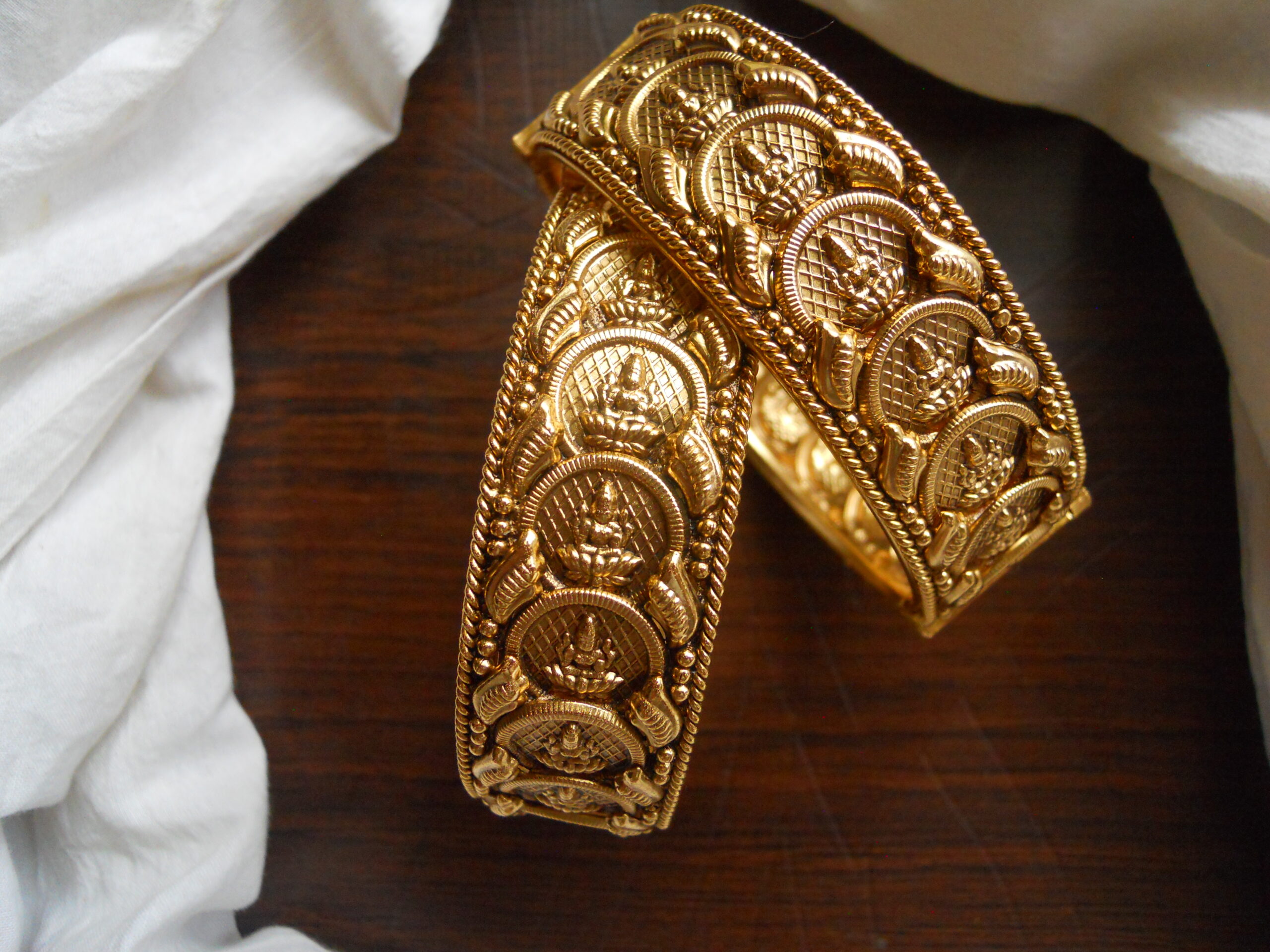 Buy Antique Gold Bracelets Online | Kalyan Jewellers